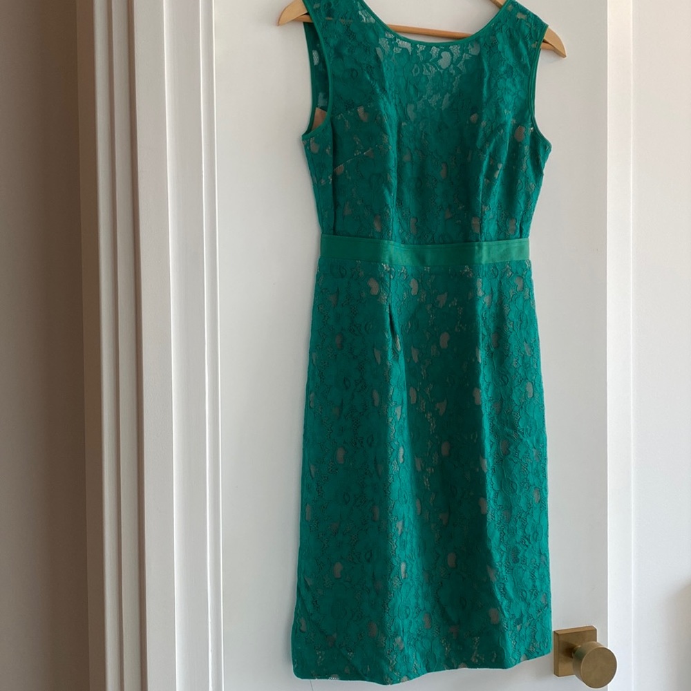 BCBGMAXAZRIA emerald green lace sheath dress. Size 2, great condition.